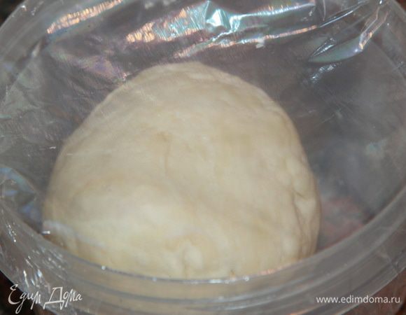 Затягиваем пленкой и отправляем в холодильник на 30 минут.