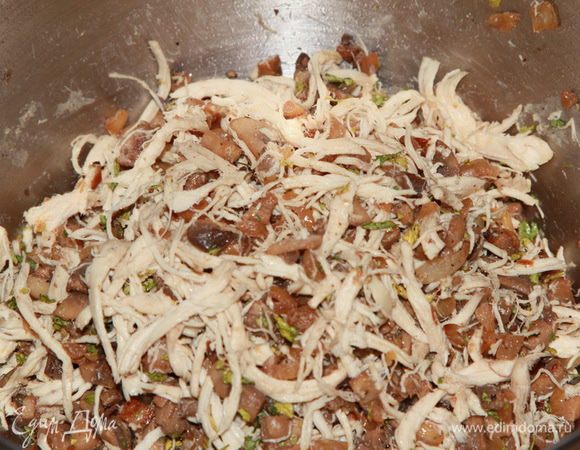 Пока отдыхает наше тесто, готовим начинку. Здесь теперь все просто: соединяем в емкости грибную и мясную составляющие, добавляем петрушку, выправляем на соль и перец и тщательно перемешиваем.