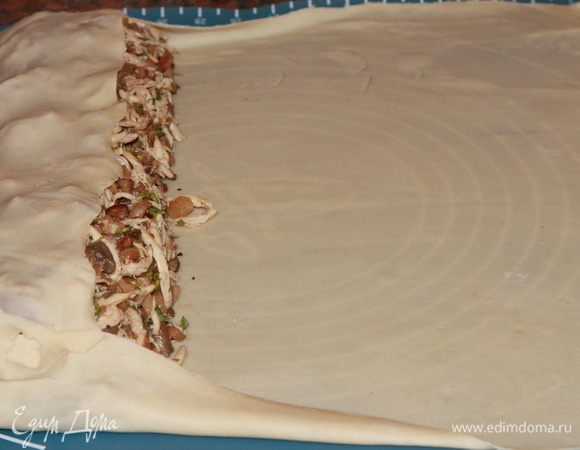 Аккуратно накрываем начинку с трех сторон.