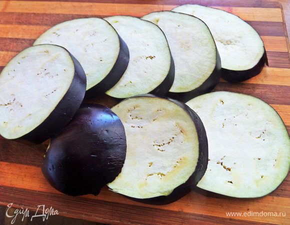 Баклажан нарезать на кружки.
