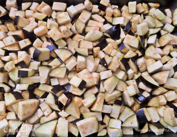 Рассыпать по дну противня, сбрызнув хорошенько ароматным растительным маслом.