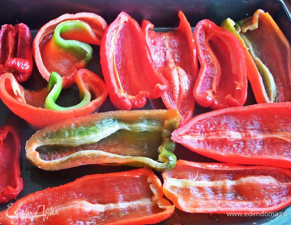 Перцы разрезать вдоль, очистить от семян и перегородок.