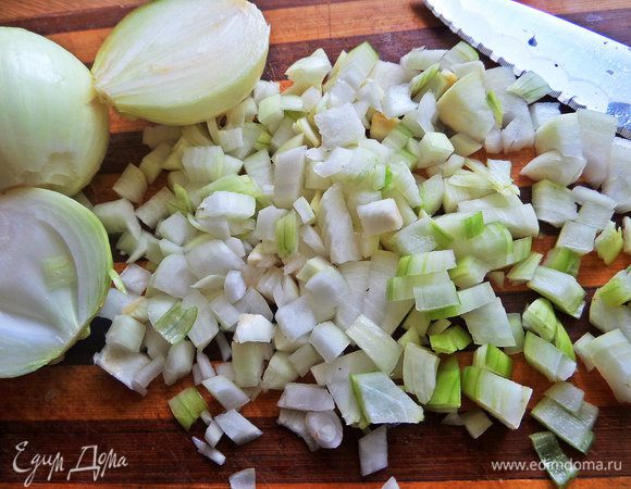 Лук измельчить.