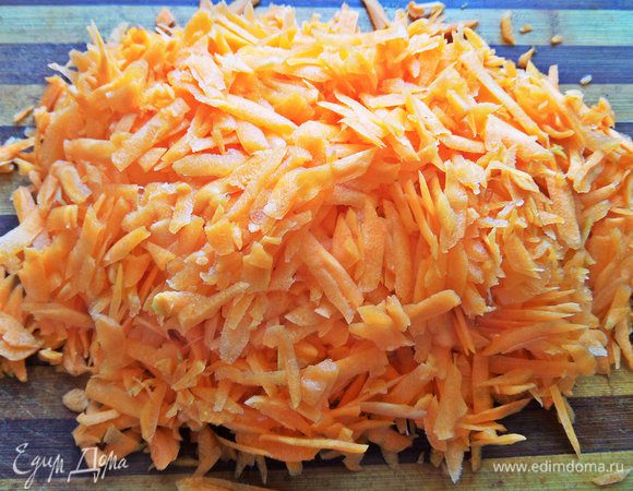 Морковь на крупной терке.