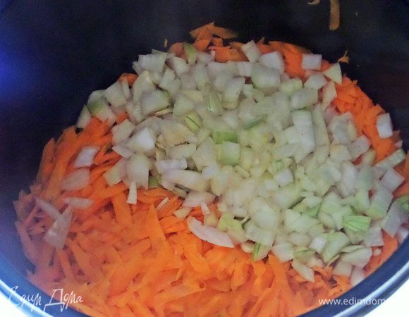 Высыпать лук с морковью в чашу мультиварки.