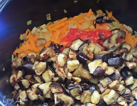 Высыпаем запеченные баклажаны.