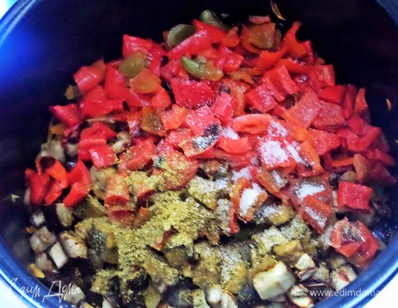 И перцы тоже вместе с измельченным чили... Приправляем, солим по вкусу. Вливаем воду, если овощи недостаточно сочные.