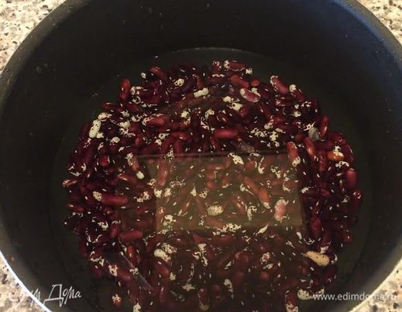 Фасоль хорошо промыть, залить водой так, чтобы вода покрыла фасоль и варить 20 минут. 