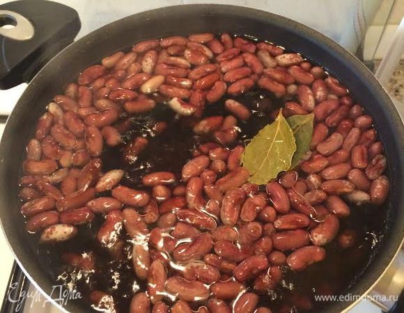 Спустя 20 минут воду слить, промыть хорошо лобио, залить 2 литрами воды довести до кипения. Добавить 1 ст.л. растительного масла, лавровый лист и варить 30 минут не накрывая крышкой. Спустя 30 минут накрыть крышкой и варить фасоль до готовности на медленном огне. У меня на это обычно уходит 1,5-2 часа.