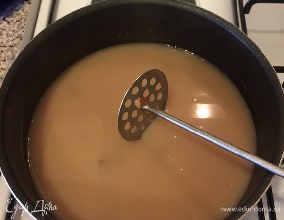 Готовую фасоль надо размять (не забудьте достать лавровый лист).