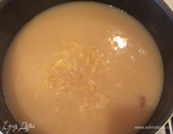 Добавить натертую айву в лобио, накрыть крышкой и варить 10 минут.