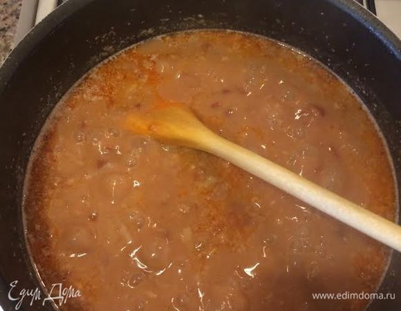 Лук с орехами добавить в лобио и варить 6-7 минут.