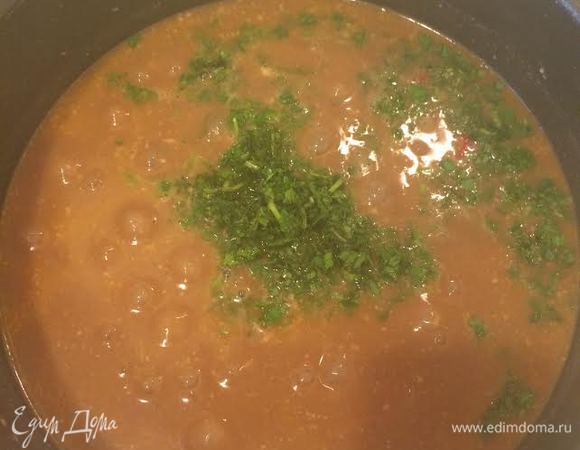 Зелень, 1 зубчик чеснока и красный перец мелко нарезать, добавить в лобио варить 5 минут.