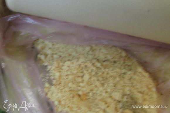 Печенье положить в целлофановый мешок и измельчить в крошку с помощью скалки.