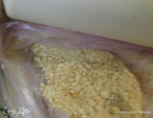 Печенье положить в целлофановый мешок и измельчить в крошку с помощью скалки.