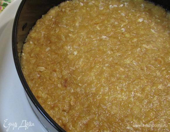 Круг от формы (20 см) поместить на блюдо, на котором будете собирать торт. Готовую основу для торта выложить внутрь формы.
Основу выровнять, хорошо прижимая по всей поверхности и убрать в холодильник на 1 час.
