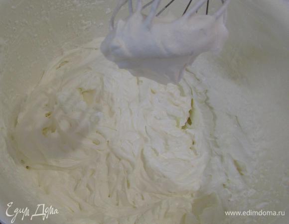 В отдельной миске взбить 300 мл сливок до устойчивых пиков.
