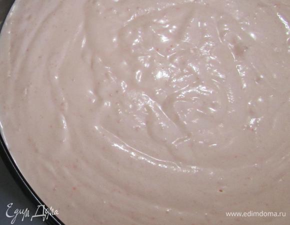 Воздушные облака вылить на корж. Слегка постучать формой об стол, как бы кидая форму. Это нужно для того, чтобы вышли пузырьки воздуха. Отправить в холодильник на несколько часов.
