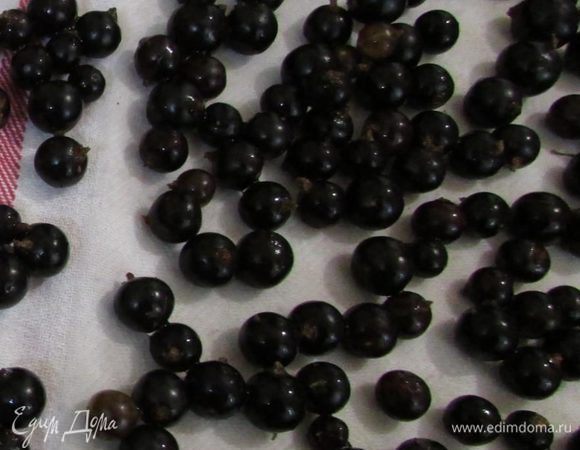 Приготовить парфе.
Смородину отделить от веточек, помыть и хорошо просушить на полотенце. Ягода может быть любой на ваш вкус!
