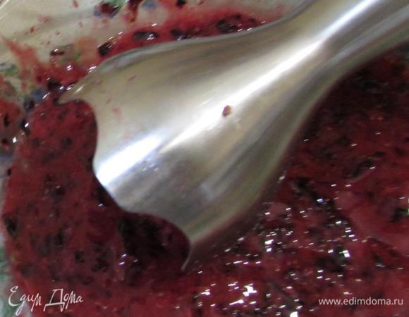 Смородину разделить на две равные части. Одну часть пробить блендером в пюре.
