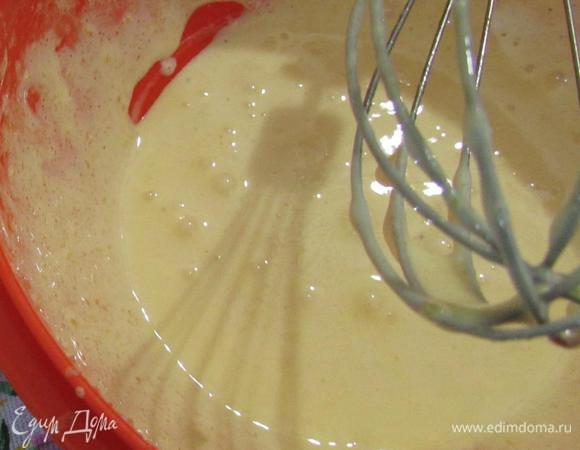 Яичные желтки взбить с сахаром (50 гр) до однородной массы и белого цвета.
