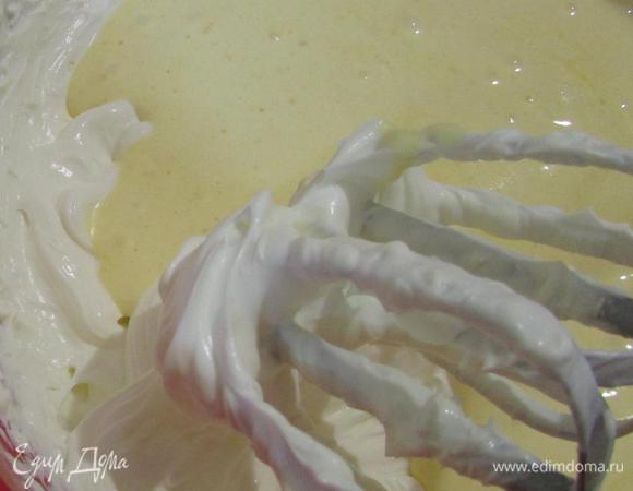 Аккуратно смешать массу из сливок и маскарпоне с яичными желтками.
