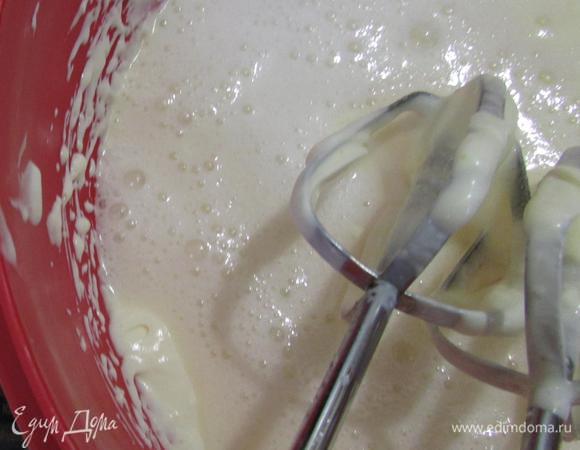 Взбитые яичные белки добавить к общей массе. Аккуратно перемешать.
