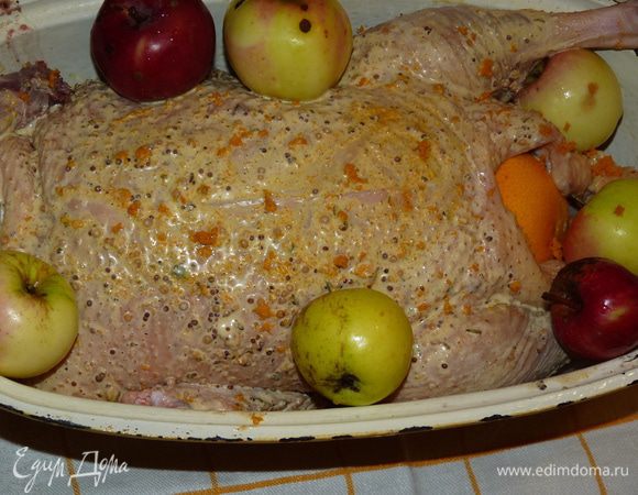 Два апельсина очистить, разрезать пополам и начинить утку. Уложить птицу в жаропрочную форму (я добавила ещё яблок сверху). Накрыть фольгой и выпекать в заранее разогретой до 180°С духовке 2 часа. 