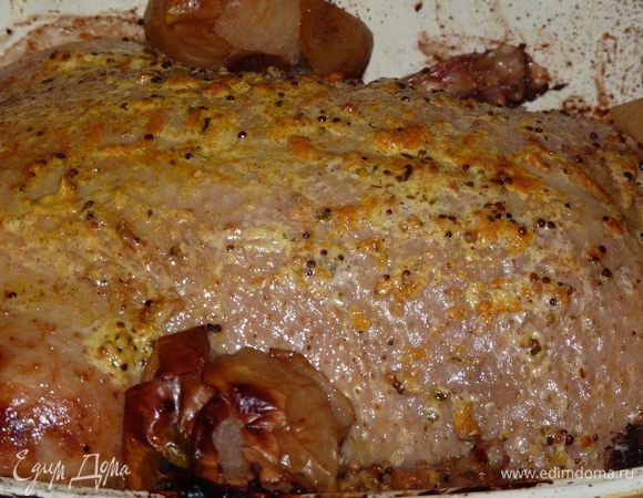 Затем снять фольгу, полить утку жиром, образовавшимся при жарке. Снизить температуру духовки до 160°С и запекать 30-35 минут до румяной корочки, периодически поливая жиром.