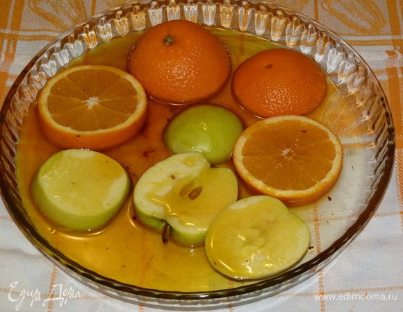 Часть жира использовать для фруктов: вылить в жаропрочную форму, нарезать яблоко и оставшийся апельсин, добавить к жиру и запекать 10 минут.