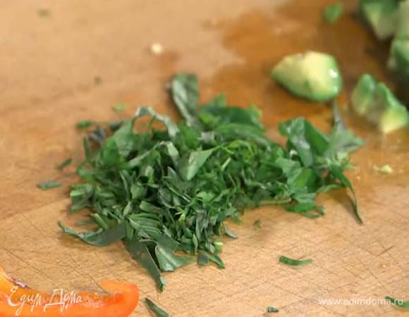 Листья базилика и тархун мелко порубить.