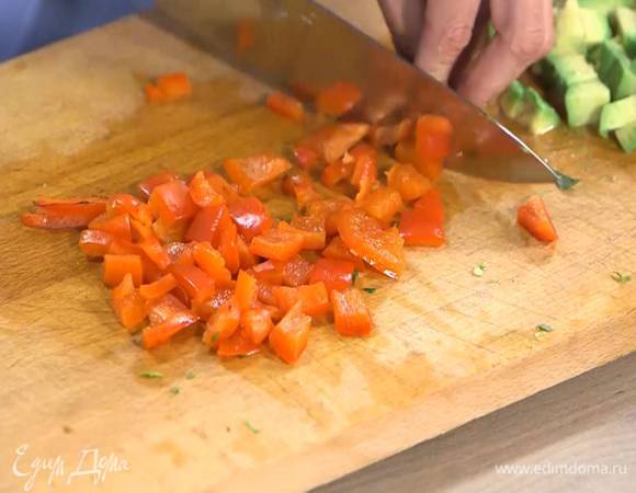 Обжаренный сладкий перец нарезать небольшими кубиками.