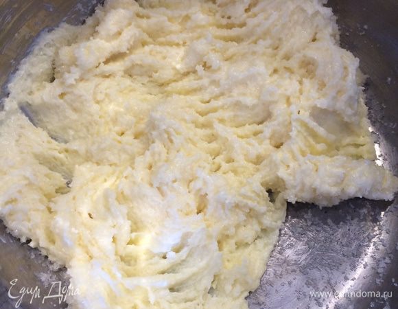 Сливочное масло растираем с сахаром. Масло должно быть мягким, я его подержала 20 секунд в микроволновке. 
