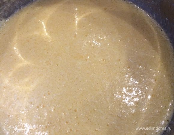 К смеси масла и сахара добавляем яйца. Хорошенько перемешиваем до однородной массы.