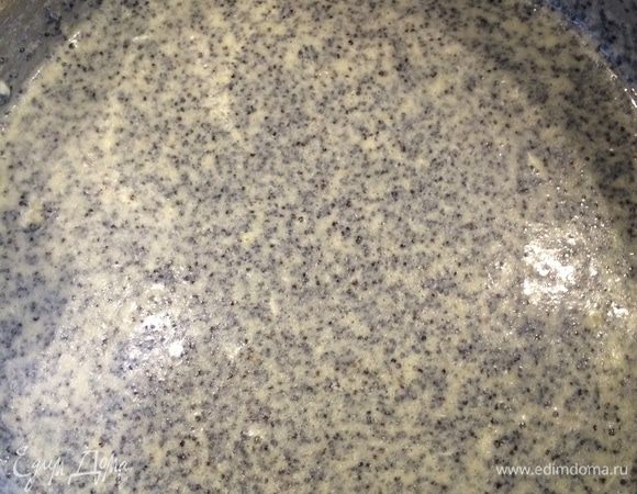 Добавляем мак. Его предварительно подготавливать не нужно. Хорошо перемешиваем. 