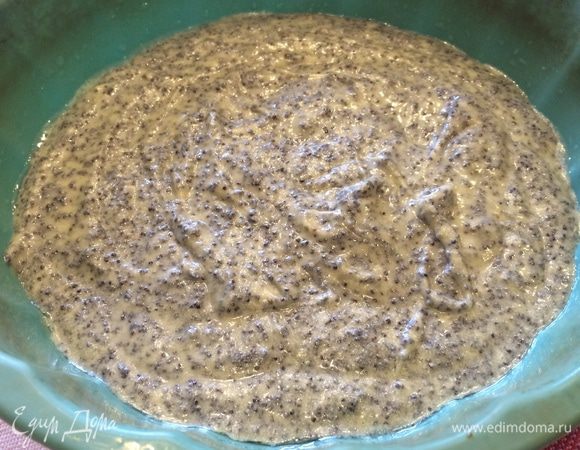 Даем постоять нашему тесту 5 минут. И переливаем его в форму, предварительно смазанную маслом. 