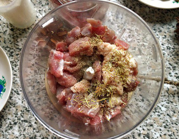 Филе нарезаем нарезаем небольшими кусочками, добавляем немного оставшегося утиного жира и закладываем в блендер. Посыпаем толченым розмарином с ягодами можжевельник, солим, перчим и измельчаем все в блендере до состояния грубого фарша.