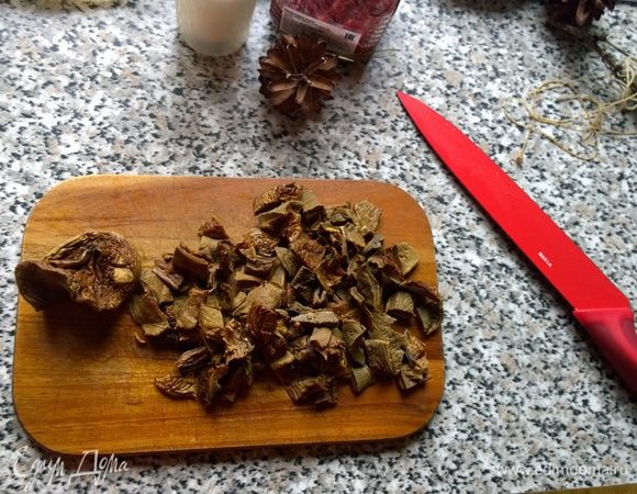 Переходим к грибам. Также нарезаем небольшими кусочками и обжариваем на оливковом масле с нарезанной головкой репчатого лука. Солим, перчим по вкусу.