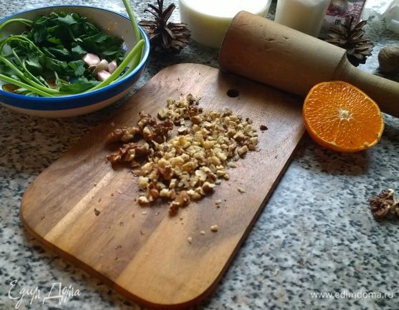 Грецкие орехи — важный и незаменимый, по моему мнению, ингредиент террина. Орехов не жалеем — режем\толчем и обжариваем с грибами.