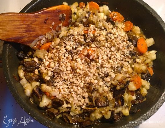 Добавляем также колечки моркови, 2 измельченных зубчика чеснока, а в конце — нарезанное на кубики яблоко. Хорошо все обжариваем и даем остыть.