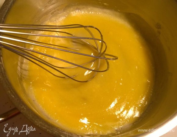 Переходим к соусу бешамель. Здесь его нужно примерно в два раза меньше, чем в первом блюде, поэтому, соответственно, потребуется 20 г сливочного масле, ст. л. муки, 200 мл молока. Обжариваем вначале масло с мукой около двух минут, потом вливаем молоко и доводим до кипения.