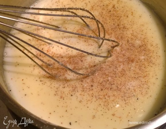 Солим\перчим, добавляем корицу и мускатный орех. Постоянно помешиваем! Готовим минут 20. Нужна консистенция густой сметаны.