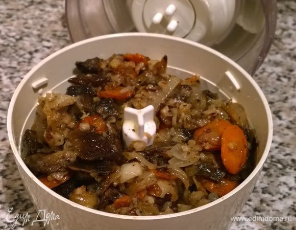 Остывшие грибы вместе с остальными ингредиентами запускаем в блендер и измельчаем (но не до однородного состояния — пусть будут видны кусочки).