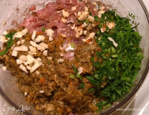 Перемешиваем фарш утки с овощами плюс чеснок и рубленая зелень, и еще раз измельчаем в блендере.