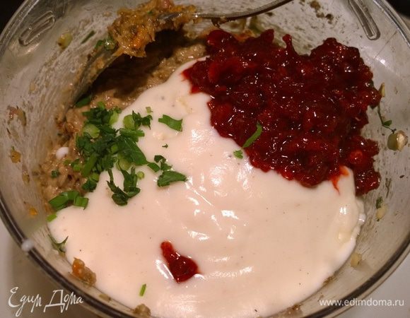 Соединяем фарш с соусом и брусничным джемом и хорошо перемешиваем уже вручную. Солим\перчим. Не бойтесь пересолить, террины при приготовлении достаточно теряют соль.