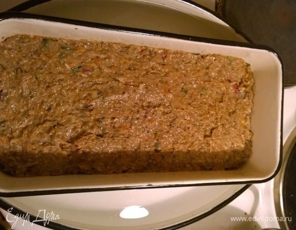 Разогреваем духовку до 160°С и ставим туда емкость из первого рецепта со стружкой ольхи, можжевельника и листьями черной смородины (залитые примерно на 1,5 - 2 см кипятком) — пусть духовка пока наполнится ароматами! Когда духовка как следует разогрелась, а кухня наполнилась невероятными ароматами — ставим террин в глубокий противень (или другую жаропрочную емкость), который заливаем примерно 2\3 горячей водой. Отправляем в духовку и запекаем около часа.