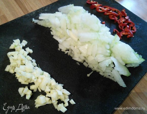 Мелко покрошить лук и чеснок. Чили разрезать вдоль и очистить от семян и перепонок, нарезать мелко. 