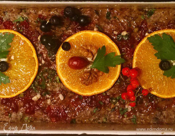 Даем террину немного остыть, обмазываем сверху брусничным джемом, посыпаем измельчённым чесноком, орехами, зеленью, украшаем колечками мандаринов (апельсинов) и ягодками! Готовый террин можно есть как теплым, так и холодным. Приятного аппетита!