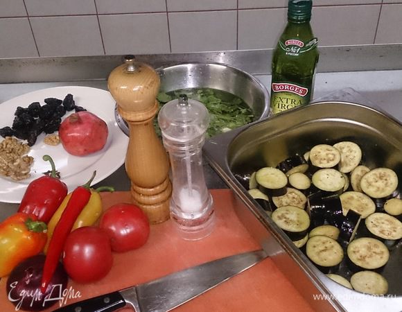 Нарезаем толстенькими шайбами баклажаны. Солим, перчим.