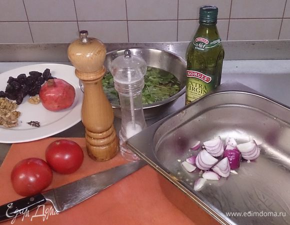 Нарезаем красный дольками. Солим, перчим.